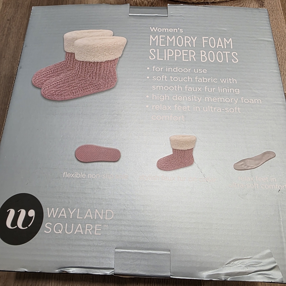 Wayland Square Women's Pink Memory Foam Glove & Slipper Set - Picture 3 of 6